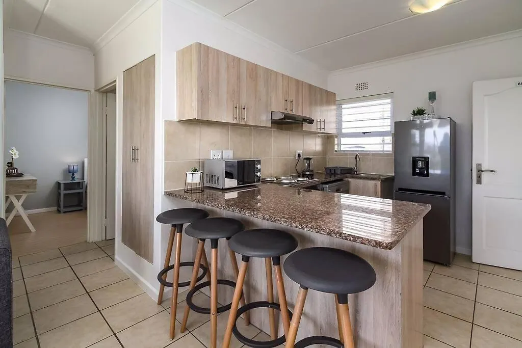 Ocean Breeze, Muizenberg, Cape Town Apartment 0*,